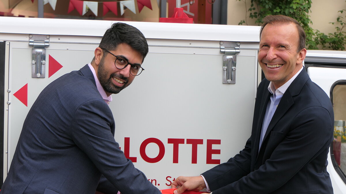 Feierliche Übergabe der Lese-Lotte durch den Oberbürgermeister Abuzar Erdogan und den 1. Vorsitzenden des Fördervereins Florian Ludwig an die Stadtbibliohtek