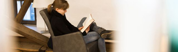 Unsere gemütlichen Sessel laden zum Lesen ein