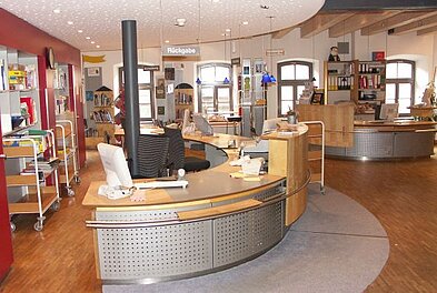Stadtbibliothek am Salzstadel 1996 - Verbuchungstheke